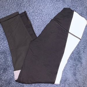 Victoria’s Secret knockout capri leggings
